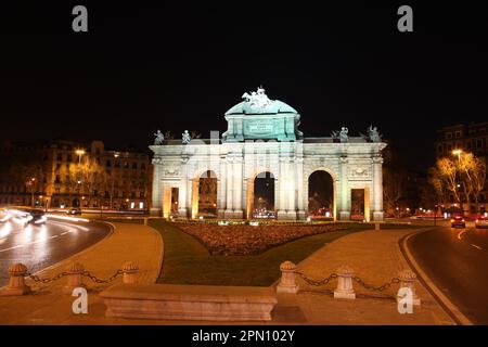 Vista notturna della Puerta de Alcalá (porta Alcala) in Plaza de la Independencia (Piazza dell'Indipendenza) a Madrid, Spagna. Foto Stock