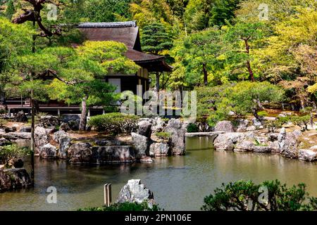 Kyoto Giappone 2023 aprile, Ginkakuji Silver Pavilion tempio e giardini, famoso per le sue onde di sabbia ginthadan e la rappresentazione del Monte Fuji, Giappone, Asia Foto Stock