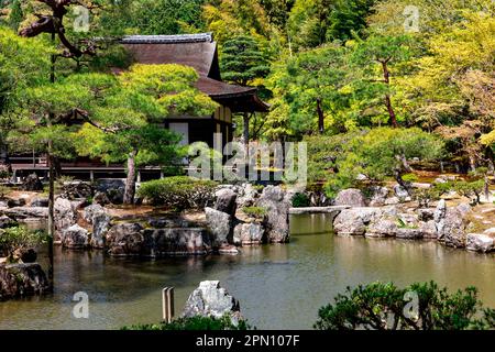 Aprile 2023 Kyoto Giappone Tempio buddista Ginkaku-Ji e giardino d'acqua zen con tempio in argento padiglione, il nome formale è tempio Jisho-Ji, Giappone, Asia Foto Stock