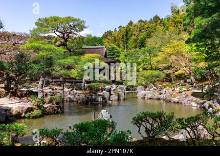 Aprile 2023 Kyoto Giappone Tempio buddista Ginkaku-Ji e giardino d'acqua zen con tempio in argento padiglione, il nome formale è tempio Jisho-Ji, Giappone, Asia Foto Stock