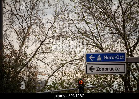 Immagine di un cartello stradale tedesco che indica varie direzioni, in particolare la strada per l'autostrada tedesca di Colonia in direzione nord ed est, e Th Foto Stock