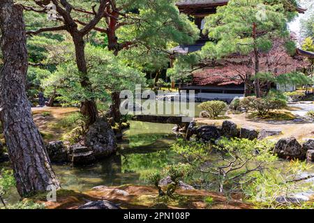 Kyoto Giappone 2023 aprile, Ginkakuji Silver Pavilion tempio e giardini, famoso per le sue onde di sabbia ginthadan e la rappresentazione del Monte Fuji, Giappone, Asia Foto Stock