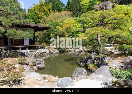 Kyoto Giappone 2023 aprile, Ginkakuji Silver Pavilion tempio e giardini, famoso per le sue onde di sabbia ginthadan e la rappresentazione del Monte Fuji, Giappone, Asia Foto Stock