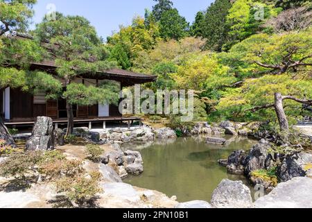 Kyoto Giappone 2023 aprile, Ginkakuji Silver Pavilion tempio e giardini, famoso per le sue onde di sabbia ginthadan e la rappresentazione del Monte Fuji, Giappone, Asia Foto Stock