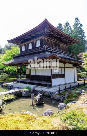 Kyoto Giappone 2023 aprile, Ginkakuji Silver Pavilion tempio e giardini, famoso per le sue onde di sabbia ginthadan e la rappresentazione del Monte Fuji, Giappone, Asia Foto Stock