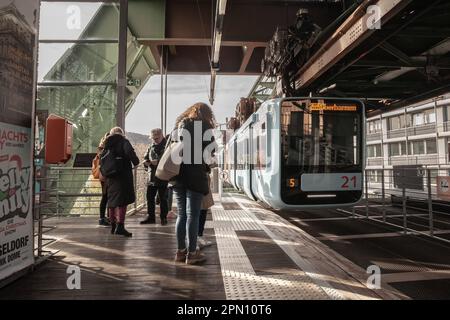 Immagine di un treno su Wuppertal schwebahn. Il Wuppertaler Schwebahn è una ferrovia sospesa a Wuppertal, in Germania. Il suo nome originale era Einschie Foto Stock