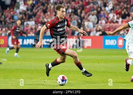 Toronto, Ontario, Canada. 15th Apr, 2023. Jordan Perruzza #77 in azione durante la partita di MLS tra il Toronto FC e l'Atlanta United al BMO Field di Toronto. Il gioco è terminato 2-2 (Credit Image: © Angel Marchini/ZUMA Press Wire) SOLO PER USO EDITORIALE! Non per USO commerciale! Credit: ZUMA Press, Inc./Alamy Live News Foto Stock