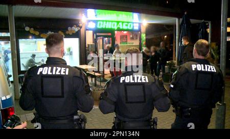 Hannover, Germania. 16th Apr, 2023. Il video mostra ancora gli agenti di polizia durante un'operazione di polizia per controllare bar shisha, negozi di scommesse e ristoranti. Credit: Uncredited/dpa/Alamy Live News Foto Stock