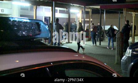 Hannover, Germania. 16th Apr, 2023. Il video mostra ancora gli agenti di polizia durante un'operazione di polizia per controllare bar shisha, negozi di scommesse e ristoranti. Credit: Uncredited/dpa/Alamy Live News Foto Stock