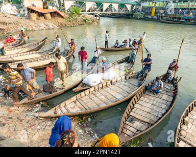 Traghetti locali presso la stazione di Wise Ghat Boat sul fiume Buriganga a Dhaka, la capitale del Bangladesh. Foto Stock