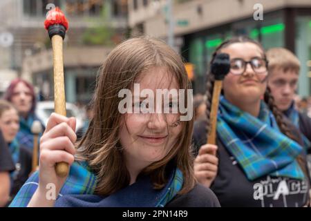 New York, New York, Stati Uniti. 15th Apr, 2023. (NUOVO) 25th° Parata annuale del giorno della tartan a New York. 15 aprile 2023, New York, New York, USA: I membri della Pulse of the Place Drum Line (Edimburgo, Scozia) marciano durante la 25th° edizione della Tartan Day Parade a Manhattan il 15 aprile 2023 a New York City. (Credit Image: © M10S/TheNEWS2 via ZUMA Press Wire) SOLO PER USO EDITORIALE! Non per USO commerciale! Foto Stock