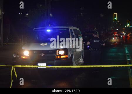 Newark, Stati Uniti. 15th Apr, 2023. Il veicolo della polizia blocca la scena del crimine. Quattro persone sono state sparate in una sparatoria di massa a Newark, New Jersey, Stati Uniti. Quattro persone sono state uccellate nella zona di Chancellor Avenue a Newark, sabato sera. Una persona ha dichiarato morta alle 8:34:00 PM ET, sabato, e altre tre vittime erano in condizioni critiche secondo l'ufficio del procuratore della contea di Essex. Le informazioni relative all'incidente sono soggette a modifiche se le condizioni di una vittima peggiorano o se la vittima è dichiarata deceduta. (Foto di Kyle Mazza/SOPA Images/Sipa USA) Credit: Sipa USA/Alamy Live News Foto Stock