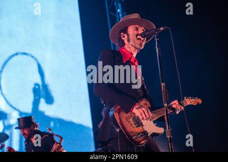 Pamplona, Spagna. 15th Apr, 2023. Leiva ha visto esibirsi dal vivo sul palco. Il musicista e cantautore spagnolo José Miguel Conejo Torres, meglio conosciuto come Leiva, presenta il suo tour del 2023 "quando si morde il labbro" alla Navarra Arena. Credit: SOPA Images Limited/Alamy Live News Foto Stock