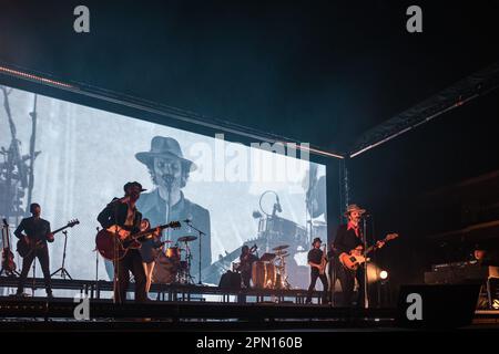 Pamplona, Spagna. 15th Apr, 2023. Leiva si esibisce dal vivo mentre la sua immagine viene visualizzata sullo sfondo. Il musicista e cantautore spagnolo José Miguel Conejo Torres, meglio conosciuto come Leiva, presenta il suo tour del 2023 "quando si morde il labbro" alla Navarra Arena. Credit: SOPA Images Limited/Alamy Live News Foto Stock