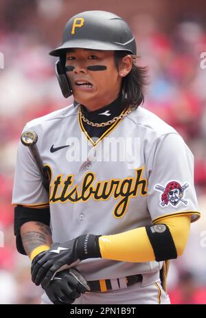 St Louis, Stati Uniti. 15th Apr, 2023. Pittsburgh Pirates Conner Joe guarda al suo dugout come si matti contro il St.. Louis Cardinals nel secondo Ininning al Busch Stadium di St Louis il Sabato, Aprile 15, 2023. Foto di Bill Greenblatt/UPI Credit: UPI/Alamy Live News Foto Stock