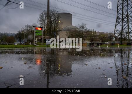 Monaco, Germania. 16th Apr, 2023. Il vapore acqueo sorge dalla torre di raffreddamento della centrale nucleare Isar 2. La separazione delle centrali nucleari Isar 2, Neckarwestheim ed Emsland dalla rete elettrica nella notte dal 15 aprile al 16 aprile 2023, ha segnato la fine dell'era della produzione di energia elettrica commerciale con centrali nucleari in Germania. Credit: Peter Kneffel/dpa/Alamy Live News Foto Stock