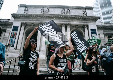 New York, Stati Uniti. 15th Apr, 2023. Gli attivisti dei diritti pro-aborto rinunciano alle bandiere che leggono 'aborto' sabato 15 aprile 2023 a New York, New York. Gli attivisti per i diritti all'aborto in tutti gli Stati Uniti si riuniscono contro la controversa decisione del giudice Matthew Kacsmaryk degli Stati Uniti Tribunale distrettuale di Amarillo, Texas, che ha annullato l'approvazione della FDA di farmaci per l'aborto mifepristone. Credit: SOPA Images Limited/Alamy Live News Foto Stock