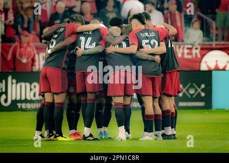 Toronto, Canada. 15th Apr, 2023. I giocatori del Toronto FC si accoccolano prima della partita MLS tra il Toronto FC e l'Atlanta United al BMO Field. Il gioco si è concluso tra il 2 e il 2. (Foto di Angel Marchini/SOPA Images/Sipa USA) Credit: Sipa USA/Alamy Live News Foto Stock