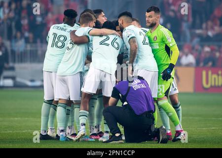 Toronto, Canada. 15th Apr, 2023. I giocatori di Atlanta United si accoccolano prima della partita di MLS tra il Toronto FC e l'Atlanta United al BMO Field. Il gioco si è concluso tra il 2 e il 2. (Foto di Angel Marchini/SOPA Images/Sipa USA) Credit: Sipa USA/Alamy Live News Foto Stock