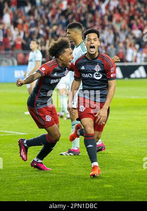 Toronto, Canada. 15th Apr, 2023. Brandon Servania (R) del Toronto FC festeggia dopo aver segnato il 2023° incontro di Major League Soccer (MLS) tra il Toronto FC e l'Atlanta United al BMO Field di Toronto, Canada, il 15 aprile 2023. Credit: Zou Zheng/Xinhua/Alamy Live News Foto Stock