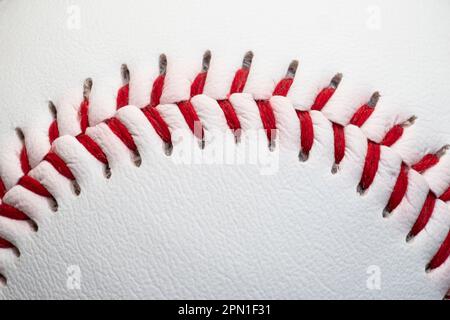 Struttura di un baseball bianco con una cucitura rossa Foto Stock