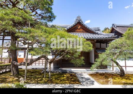 Kyoto Giappone 2023 aprile, Ginkakuji Silver Pavilion tempio e giardini, famoso per le sue onde di sabbia ginthadan e la rappresentazione del Monte Fuji, Giappone, Asia Foto Stock