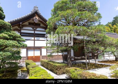 Kyoto Giappone 2023 aprile, Ginkakuji Silver Pavilion tempio e giardini, famoso per le sue onde di sabbia ginthadan e la rappresentazione del Monte Fuji, Giappone, Asia Foto Stock