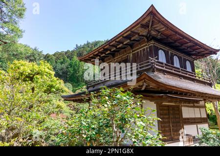 Kyoto Giappone 2023 aprile, Ginkakuji Silver Pavilion tempio e giardini, famoso per le sue onde di sabbia ginthadan e la rappresentazione del Monte Fuji, Giappone, Asia Foto Stock