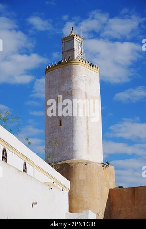 Minareto ed ex faro portoghese nella città AFRICANA DI MAZAGAN in Marocco, cielo azzurro chiaro in 2023 caldo giorno invernale soleggiato il gennaio - verticale Foto Stock