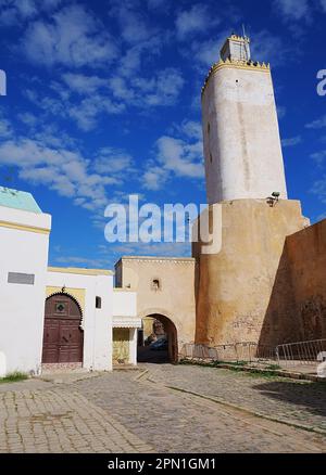 Moschea con l'ex faro portoghese nella città AFRICANA DI MAZAGAN in Marocco, cielo azzurro chiaro in 2023 caldo giorno invernale soleggiato il gennaio - verticale Foto Stock