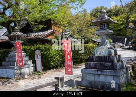 Kyoto Giappone 2023 aprile, Santuario di Otoyo Jinja che ha statue di topi che custodiscono il santuario reputato ospitare il Dio del matchmaking, Kyoto, Giappone Foto Stock