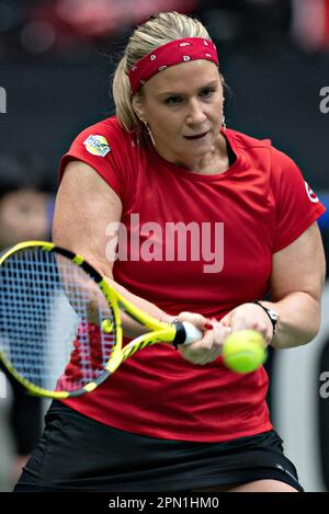 Vancouver, Canada. 15th Apr, 2023. Il belga Ysaline Bonaventure restituisce la palla al canadese Leylah Fernandez durante la partita di qualificazione della Billie Jean King Cup tra Canada e Belgio a Vancouver, Canada, il 15 aprile 2023. Credit: Andrew Soong/Xinhua/Alamy Live News Foto Stock