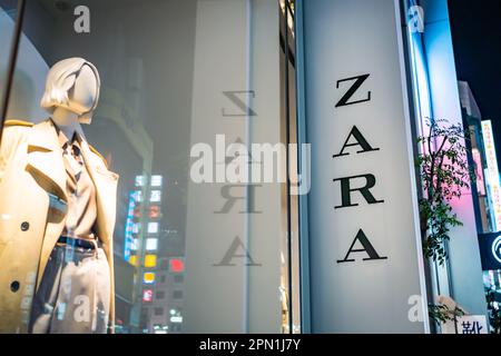 Tokyo, Giappone - 14 febbraio 2023: Logo Zara di fronte al negozio in Giappone. Foto Stock