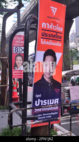 I candidati alle elezioni utilizzano i cartelli appesi ai mobili per la strada per pubblicizzare se stessi ai potenziali elettori del distretto di Silom, nel centro di Bangkok, in Thailandia, nel sud-est asiatico. Le elezioni generali si terranno in Thailandia il 14th maggio 2023, dopo lo scioglimento della 25th Camera dei rappresentanti il 20th marzo 2023. Foto Stock