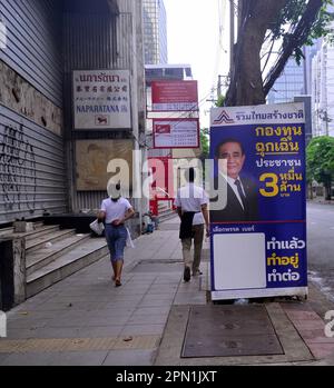 I candidati alle elezioni utilizzano i cartelli appesi ai mobili per la strada per pubblicizzare se stessi ai potenziali elettori del distretto di Silom, nel centro di Bangkok, in Thailandia, nel sud-est asiatico. Le elezioni generali si terranno in Thailandia il 14th maggio 2023, dopo lo scioglimento della 25th Camera dei rappresentanti il 20th marzo 2023. La gente cammina oltre i cartelli elettorali su Surawong Road, quartiere di Silom. Foto Stock