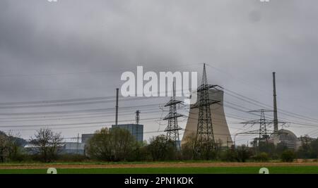 Monaco, Germania. 16th Apr, 2023. Il vapore acqueo sorge dalla torre di raffreddamento della centrale nucleare Isar 2. Con lo scollegamento delle ultime tre centrali nucleari dalla rete elettrica, l'era della produzione di elettricità commerciale con centrali nucleari in Germania si è conclusa nella notte dal 15 aprile al 16 aprile 2023. Credit: Peter Kneffel/dpa/Alamy Live News Foto Stock