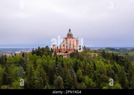 Veduta aerea del santuario della Madonna di San Luca a Bologna Foto Stock