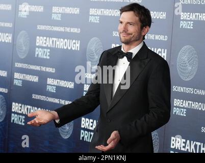 Los Angeles, Stati Uniti. 15th Apr, 2023. Ashton Kutcher arriva alla 9th° cerimonia annuale di consegna del Premio Breakthrough tenutasi all'Academy Museum of Motion Pictures di Los Angeles, CA, sabato 15 aprile 2023. (Foto di Sthanlee B. Mirador/Sipa USA) Credit: Sipa USA/Alamy Live News Foto Stock