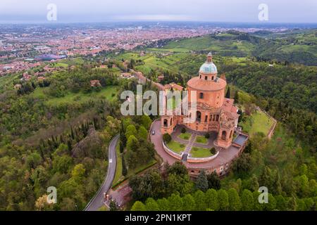 Veduta aerea del santuario della Madonna di San Luca a Bologna Foto Stock