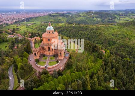 Veduta aerea del santuario della Madonna di San Luca a Bologna Foto Stock