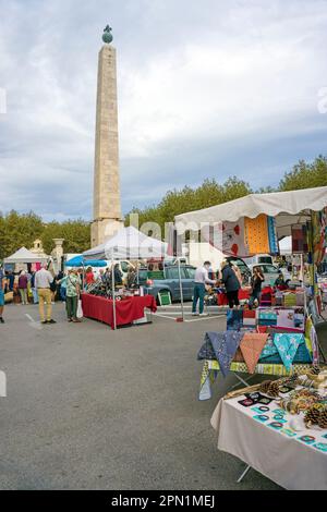 Mercato settimanale all'Obelisco, Port Vendres, Pyrénées-Orientales, Languedoc-Roussillon, Francia meridionale, Francia, Europa Foto Stock