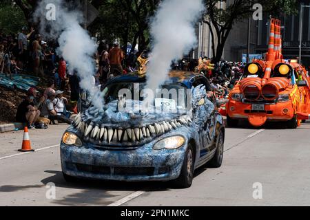 Houston, Stati Uniti. 15th Apr, 2023. Due auto d'arte partecipano alla 36th Houston Art Car Parade a Houston, Texas, Stati Uniti, 15 aprile 2023. L'evento annuale ha raccolto oltre 250 auto d'arte e altre mostre, attirando oltre 250.000 spettatori. La sfilata ha presentato una vasta gamma di veicoli a ruote, tra cui biciclette, unicli, tosaerba, automobili, e go-kart. Credit: Notizie dal vivo su Chen Chen/Xinhua/Alamy Foto Stock