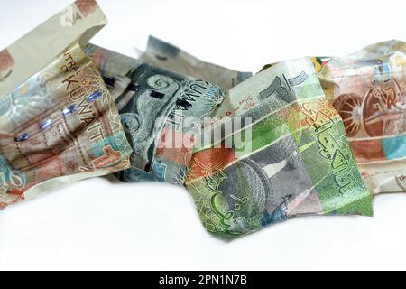 Corrugato Kuwait denaro di un quarto, metà e uno KWD Kuwait dinar banconote isolato, corrugato dinari banconote in contanti, conce inflazione economia Foto Stock