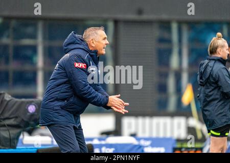 Cranbourne East, Australia. 15 aprile 2023. L'allenatore della Melbourne Victory Jeffrey Hopkins dà istruzioni al suo team durante la finale di eliminazione contro Melbourne City a Casey Fields. Credit: James Forrester/Alamy Live News Foto Stock