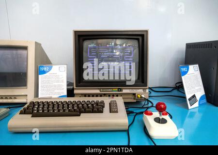 1982 Commodore 64 computer retrò per la casa al Centre for Computing History, Cambridge, Regno Unito Foto Stock