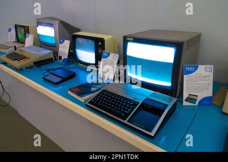Visualizzazione di computer retrò 70s e 80s tra cui Texas Instruments ti-99/4A presso il Centre for Computing History, Cambridge, Regno Unito Foto Stock