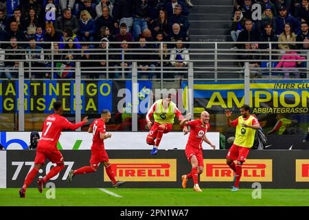 Milano, Italia. 15th Apr, 2023. Luca Caldirola (5) di Monza segna per 0-1 e festeggia con i compagni di squadra durante la Serie Un match tra Inter e Monza a Giuseppe Meazza a Milano. (Photo Credit: Gonzales Photo/Alamy Live News Foto Stock