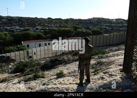 Lampedusa , Sicilia, Italia, 15 novembre 2022, Migrants into the migration center hotspot of Lampedusa Island on 2022. Foto Stock