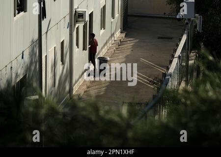 Lampedusa , Sicilia, Italia, 15 novembre 2022, Migrants into the migration center hotspot of Lampedusa Island on 2022. Foto Stock