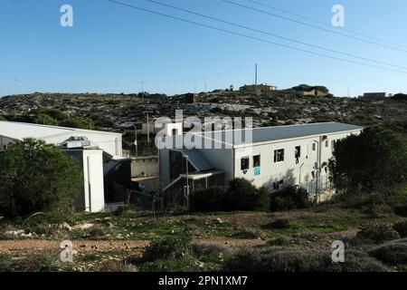 Lampedusa , Sicilia, Italia, 15 novembre 2022, Migrants into the migration center hotspot of Lampedusa Island on 2022. Foto Stock